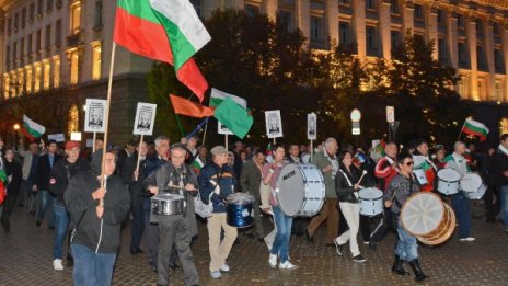 Стотина пак викат "оставка"
