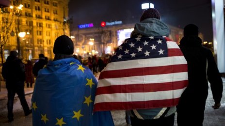 Около 5000 души все още протестират в Киев 
