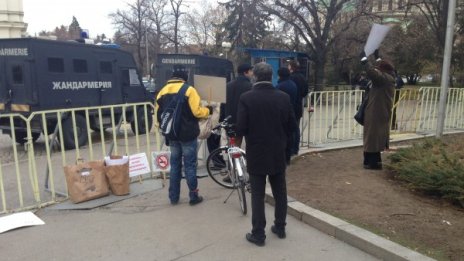 Малцина протестират пред НС