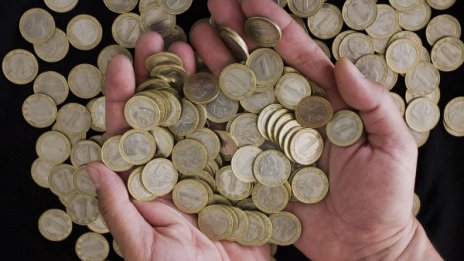 Нова година с по-евтин ток и по-висока минимална заплата