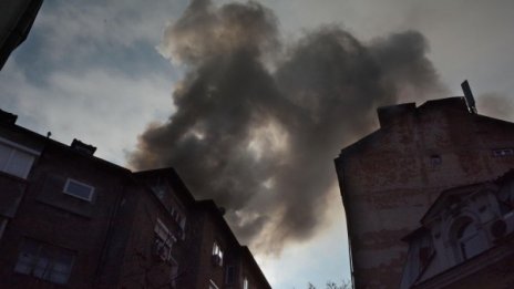Пожар блокира за кратко движението в центъра на София