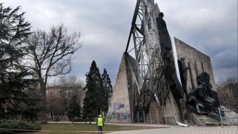 Ремонтират "1300 години България", няма да го бутат