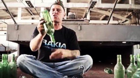 Ние пием, а англичаните пеят: I want rakia, I need rakia...!