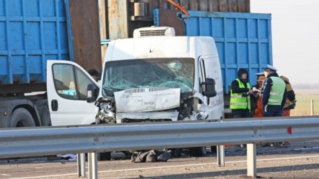 Фиат се удари в бетоновоз, шофьорът на колата загина 