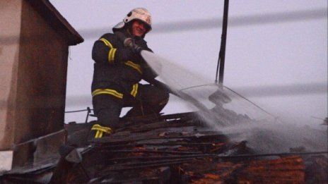 Детска игра причини пожар в сграда в Дупница