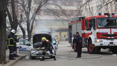 Патрулка пламна пред РПУ-то във Враца
