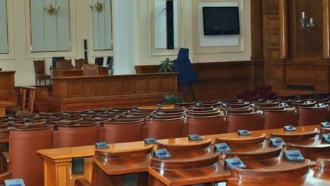 Проверка на кворум и почивка "осмислиха" последния час на депутати
