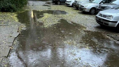 Сигналите ви: Разбити пътища, задръстени шахти, наводнения...