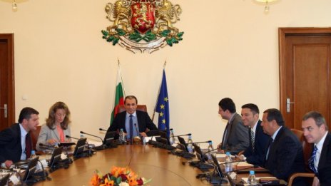 Пълен конфиденс, дозирам се да не изпадна в интровертност на духа!