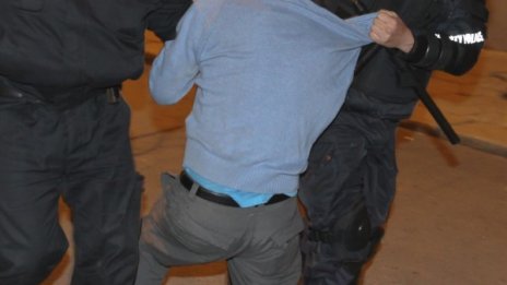 Психично болен бяга, напада полицай, а той: Убийте го!