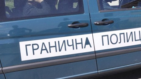 Задържаха 7 сирийци, укрити в товарен автомобил