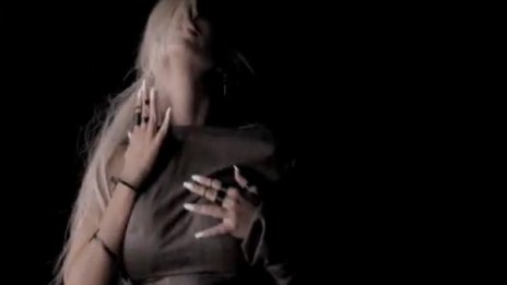 Андреа и Джена "веят" силикон в ново видео