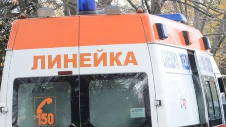 21-годишен наръган младеж се бори за живота си 