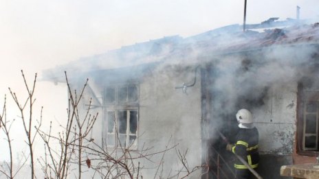 Двама мъже са починали от задушаване в село Семчиново