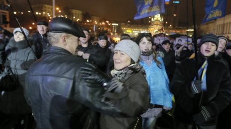 Над 10 000 на протест в центъра на Киев