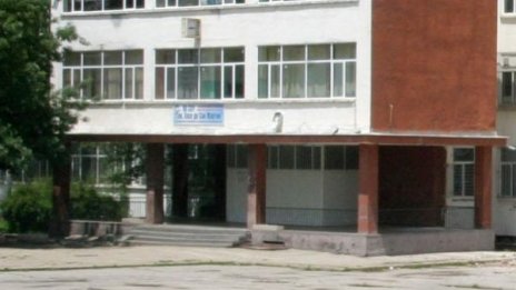 Вандал изпочупи 33 прозореца на училище в Сливен