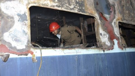 Девет жертви взе пожар във влак в Индия