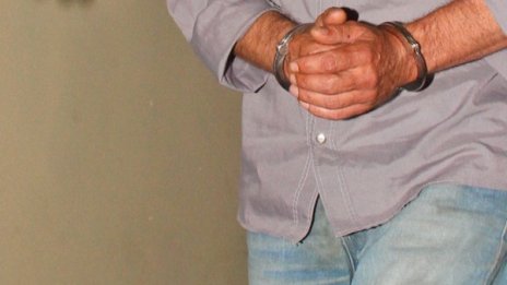 25-годишен вилня с нож и рани роднина