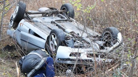 Автомобил се преобърна по таван на "Хемус"