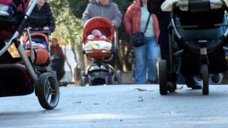Замразяват детските и помощите за раждане