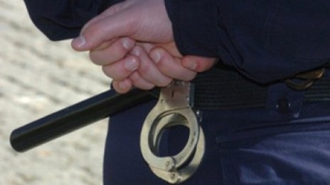 Задържаха мъж, ругал и ударил полицай