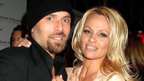 Пам пак булка, врече се във вярност на Рик Саломон 