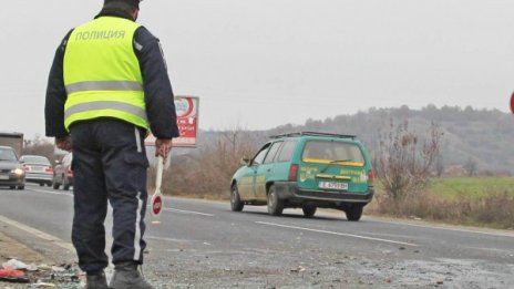 Четирима, сред които и дете, пострадаха при тежка катастрофа