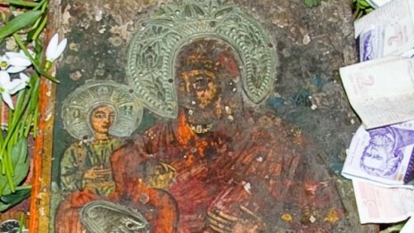 Чудотворна икона събра хиляди в Лопушанския манастир