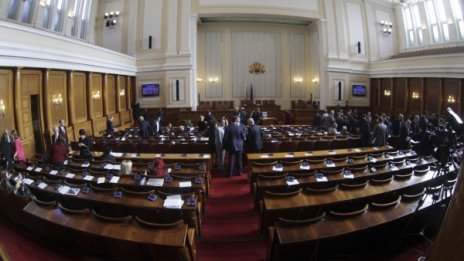Парламентът събра кворум от раз за първото си заседание
