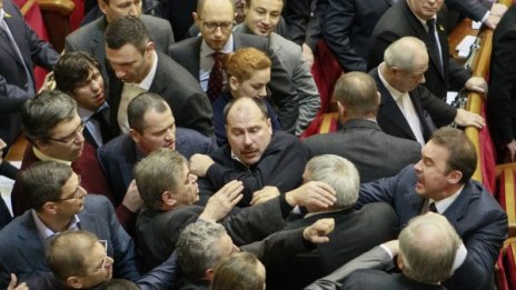 Бой в украинския парламент при гласуването на Бюджет 2014