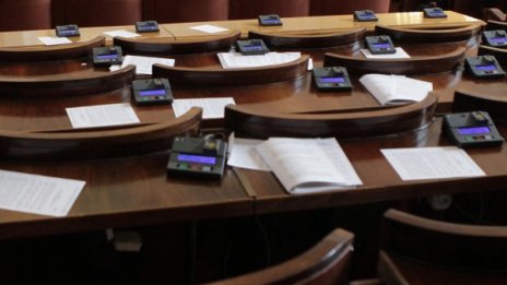 Разликата между БСП и ГЕРБ се топи, пет партии с евродепутати 