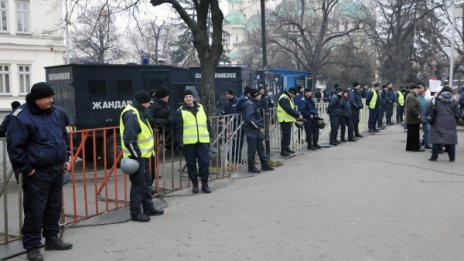 Двайсетина на протест за 40 минути пред парламента