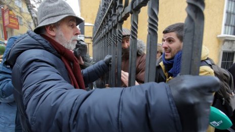 Подкрепящи срещу противници в СУ, а по средата полицаи