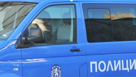 Мъж извади резачка срещу полицай, майка му - чук и пирон