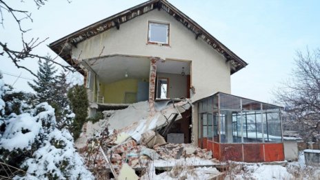 Събарят срутилата се къща в Симеоново