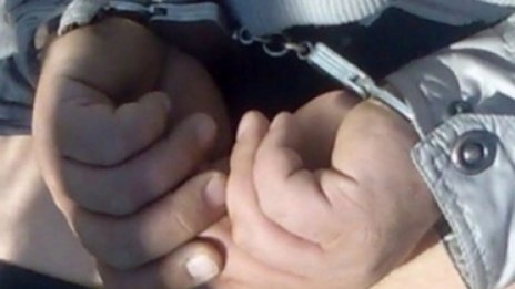 Белезници за мъж, опитал да подкупи катаджии със 100 лв.