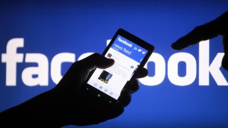 Facebook протяга ръка към новините