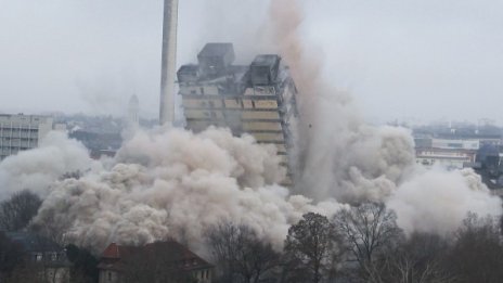 116-метров небостъргач беше разрушен във Франкфурт