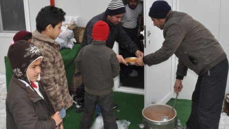 Дават топла храна на 4000 бежанци за два месеца