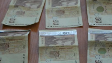Откраднаха близо 23 хил. лв. и 2000 евро от незаключена кола