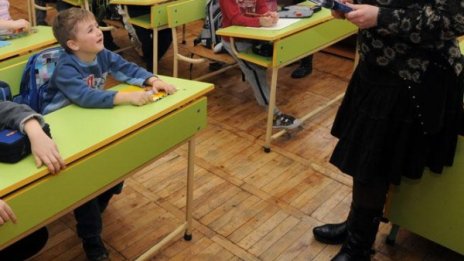 Учителите работят средно по 48 часа седмично
