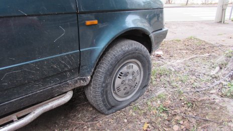 Вандализъм в столичния квартал "Мотописта&rdquo;: Над 20 коли осъмнаха с нарязани гуми