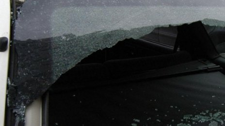 Белезници за мъж, потрошил стъклата на 5 коли в Петрич