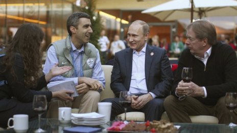 Путин топи ледовете със САЩ, отби се при олимпийците им 