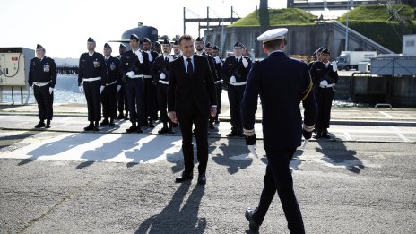 Франция изпраща в Средиземно море самолетоносача "Шарл де Гол"