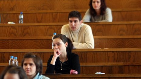 Висшистите не остават без работа, но са на ниски позиции 