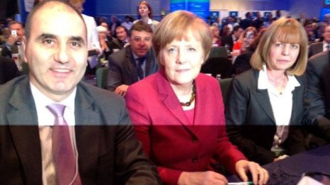 Меркел наруши протокола, седна до Цветанов