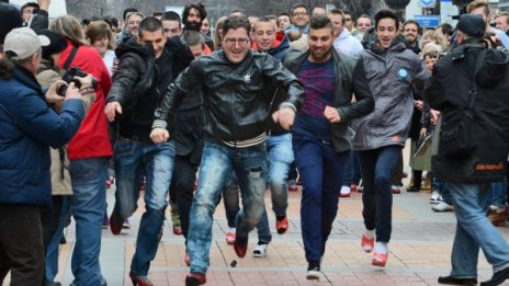Мъже с токчета по "Витошка"! Може, може