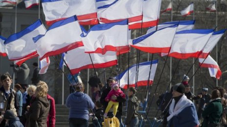 В Крим гласуват в референдум за присъединяване към Русия