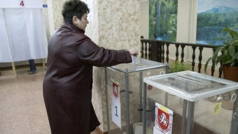 Висока е активността в първия час на референдума в Крим